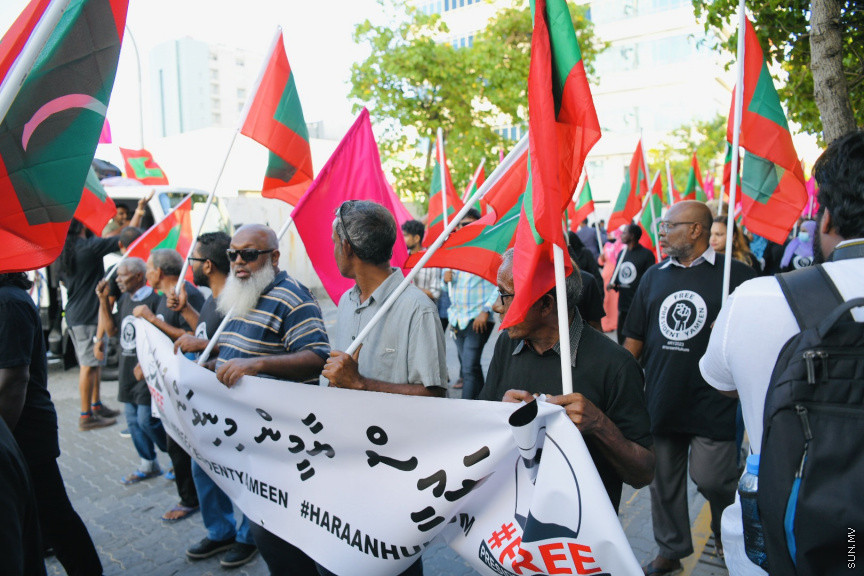 އިދިކޮޅު ލީޑަރު ޔާމީން މިނިވަންކުރަން ގޮވައިލައި އިދިކޮޅުން މަގުތަކަށް --- ސަންފޮޓޯ/ ނާއިލް ހުސައިން
