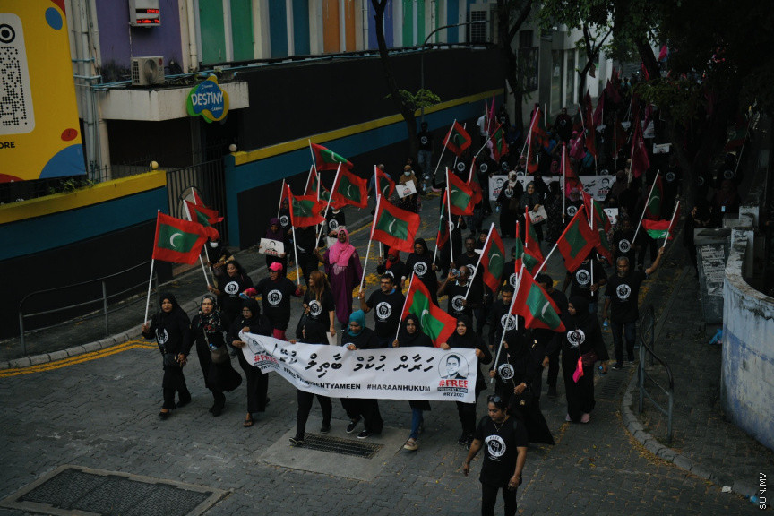 އިދިކޮޅު ލީޑަރު ޔާމީން މިނިވަންކުރަން ގޮވައިލައި އިދިކޮޅުން މަގުތަކަށް --- ސަންފޮޓޯ/ ނާއިލް ހުސައިން
