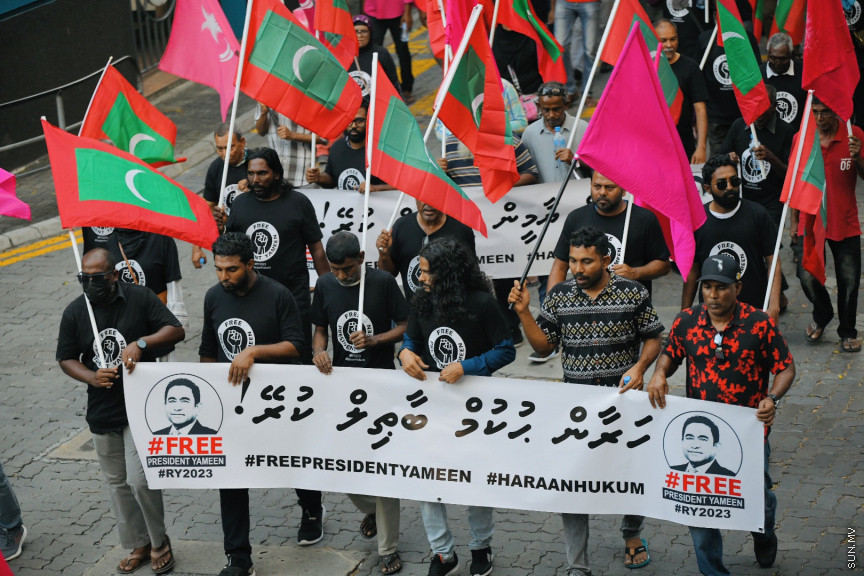 އިދިކޮޅު ލީޑަރު ޔާމީން މިނިވަންކުރަން ގޮވައިލައި އިދިކޮޅުން މަގުތަކަށް --- ސަންފޮޓޯ/ ނާއިލް ހުސައިން
