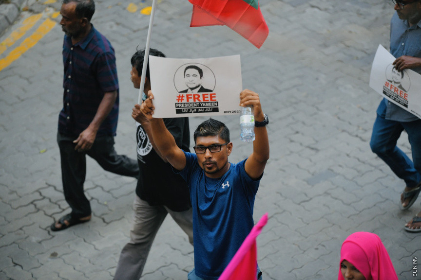 އިދިކޮޅު ލީޑަރު ޔާމީން މިނިވަންކުރަން ގޮވައިލައި އިދިކޮޅުން މަގުތަކަށް --- ސަންފޮޓޯ/ ނާއިލް ހުސައިން
