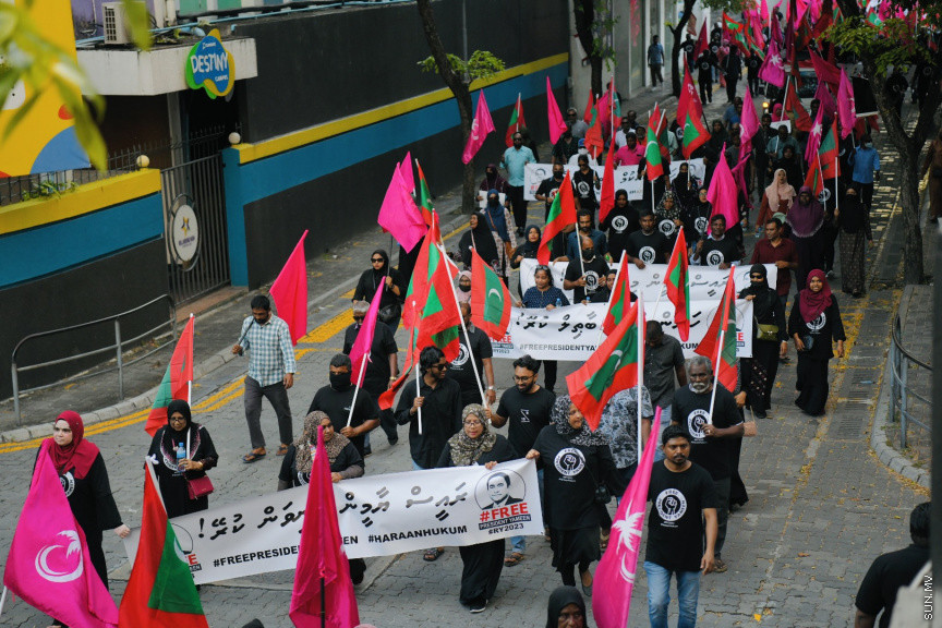 އިދިކޮޅު ލީޑަރު ޔާމީން މިނިވަންކުރަން ގޮވައިލައި އިދިކޮޅުން މަގުތަކަށް --- ސަންފޮޓޯ/ ނާއިލް ހުސައިން
