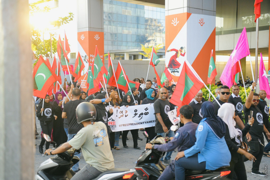 އިދިކޮޅު ލީޑަރު ޔާމީން މިނިވަންކުރަން ގޮވައިލައި އިދިކޮޅުން މަގުތަކަށް --- ސަންފޮޓޯ/ ނާއިލް ހުސައިން
