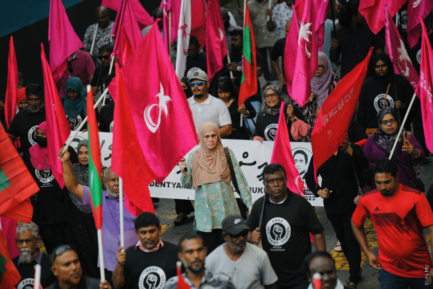 އިދިކޮޅު ލީޑަރު ޔާމީން މިނިވަންކުރަން ގޮވައިލައި އިދިކޮޅުން މަގުތަކަށް --- ސަންފޮޓޯ/ ނާއިލް ހުސައިން

