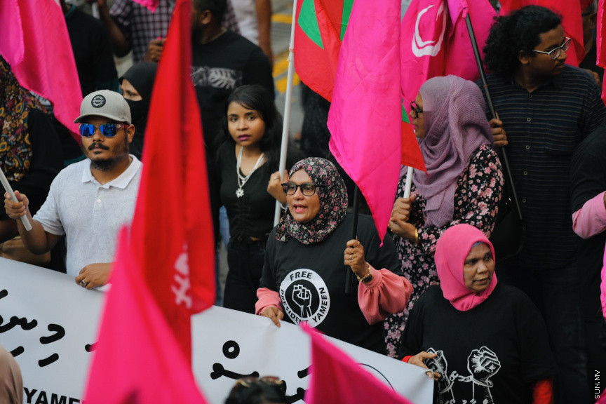 އިދިކޮޅު ލީޑަރު ޔާމީން މިނިވަންކުރަން ގޮވައިލައި އިދިކޮޅުން މަގުތަކަށް --- ސަންފޮޓޯ/ ނާއިލް ހުސައިން
