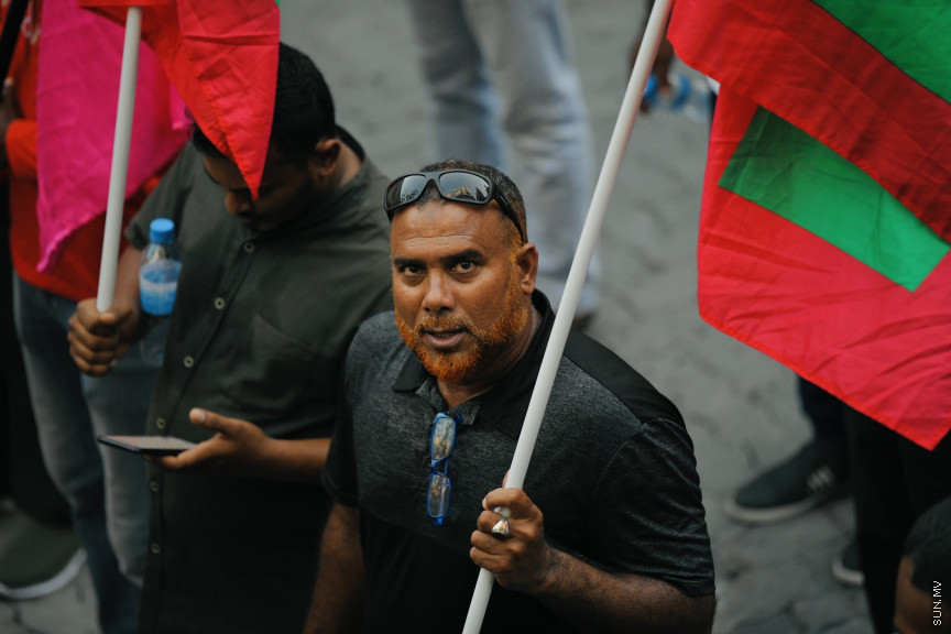 އިދިކޮޅު ލީޑަރު ޔާމީން މިނިވަންކުރަން ގޮވައިލައި އިދިކޮޅުން މަގުތަކަށް --- ސަންފޮޓޯ/ ނާއިލް ހުސައިން
