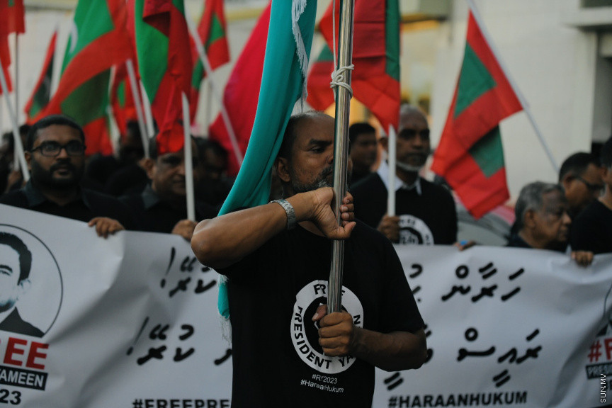އިދިކޮޅު ލީޑަރު ޔާމީން މިނިވަންކުރަން ގޮވައިލައި އިދިކޮޅުން މަގުތަކަށް --- ސަންފޮޓޯ/ ނާއިލް ހުސައިން
