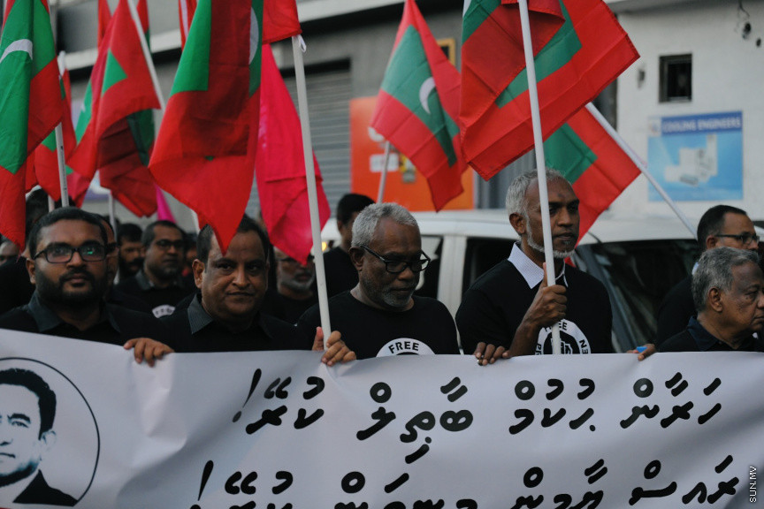އިދިކޮޅު ލީޑަރު ޔާމީން މިނިވަންކުރަން ގޮވައިލައި އިދިކޮޅުން މަގުތަކަށް --- ސަންފޮޓޯ/ ނާއިލް ހުސައިން
