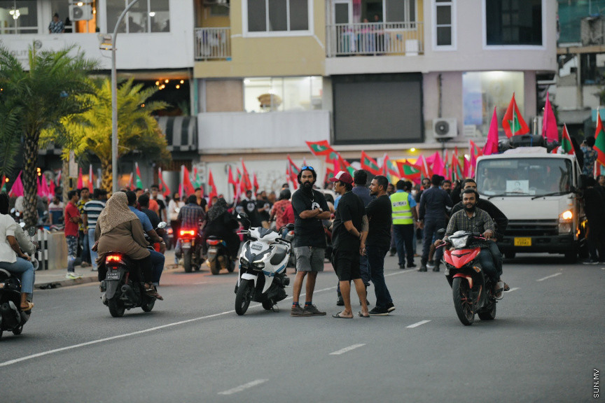 އިދިކޮޅު ލީޑަރު ޔާމީން މިނިވަންކުރަން ގޮވައިލައި އިދިކޮޅުން މަގުތަކަށް --- ސަންފޮޓޯ/ ނާއިލް ހުސައިން

