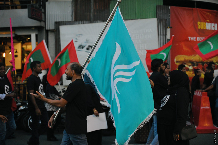 އިދިކޮޅު ލީޑަރު ޔާމީން މިނިވަންކުރަން ގޮވައިލައި އިދިކޮޅުން މަގުތަކަށް --- ސަންފޮޓޯ/ ނާއިލް ހުސައިން
