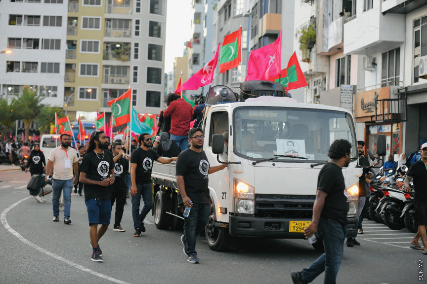 އިދިކޮޅު ލީޑަރު ޔާމީން މިނިވަންކުރަން ގޮވައިލައި އިދިކޮޅުން މަގުތަކަށް --- ސަންފޮޓޯ/ ނާއިލް ހުސައިން
