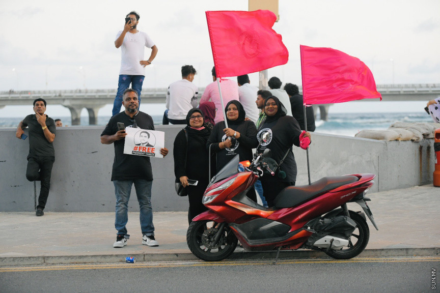 އިދިކޮޅު ލީޑަރު ޔާމީން މިނިވަންކުރަން ގޮވައިލައި އިދިކޮޅުން މަގުތަކަށް --- ސަންފޮޓޯ/ ނާއިލް ހުސައިން

