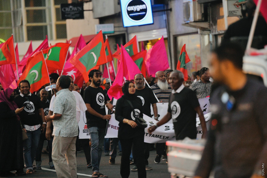 އިދިކޮޅު ލީޑަރު ޔާމީން މިނިވަންކުރަން ގޮވައިލައި އިދިކޮޅުން މަގުތަކަށް --- ސަންފޮޓޯ/ ނާއިލް ހުސައިން
