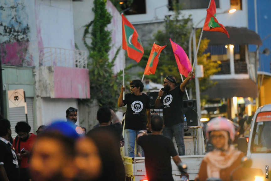 އިދިކޮޅު ލީޑަރު ޔާމީން މިނިވަންކުރަން ގޮވައިލައި އިދިކޮޅުން މަގުތަކަށް --- ސަންފޮޓޯ/ ނާއިލް ހުސައިން
