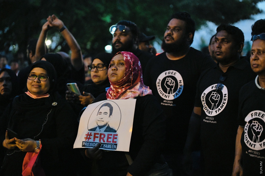 އިދިކޮޅު ލީޑަރު ޔާމީން މިނިވަންކުރަން ގޮވައިލައި އިދިކޮޅުން މަގުތަކަށް --- ސަންފޮޓޯ/ ނާއިލް ހުސައިން
