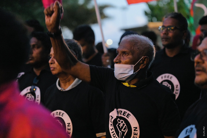 އިދިކޮޅު ލީޑަރު ޔާމީން މިނިވަންކުރަން ގޮވައިލައި އިދިކޮޅުން މަގުތަކަށް --- ސަންފޮޓޯ/ ނާއިލް ހުސައިން
