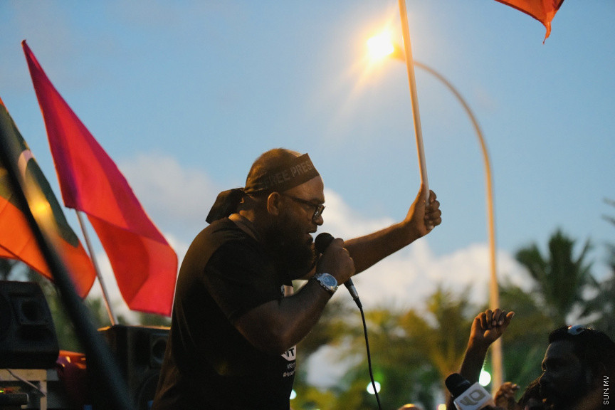 އިދިކޮޅު ލީޑަރު ޔާމީން މިނިވަންކުރަން ގޮވައިލައި އިދިކޮޅުން މަގުތަކަށް --- ސަންފޮޓޯ/ ނާއިލް ހުސައިން
