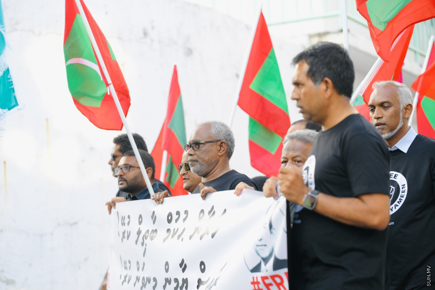 އިދިކޮޅު ލީޑަރު ޔާމީން މިނިވަންކުރަން ގޮވައިލައި އިދިކޮޅުން މަގުތަކަށް --- ސަންފޮޓޯ/ ނާއިލް ހުސައިން
