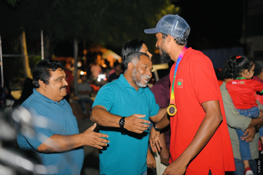 ރަން ތަށްޓާއެކު އައި ކުޑަކާއްޓޭއާއި އެޑަމްއަށް މަރުހަބާކިޔުމުގެ ތެރެއިން --- ސަންފޮޓޯ/ ނާއިލް ހުސައިން