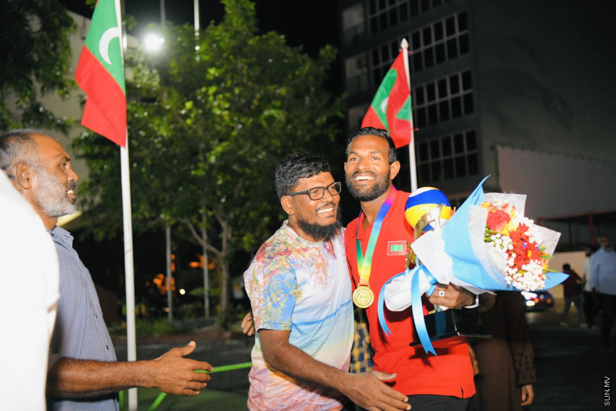ރަން ތަށްޓާއެކު އައި ކުޑަކާއްޓޭއާއި އެޑަމްއަށް މަރުހަބާކިޔުމުގެ ތެރެއިން --- ސަންފޮޓޯ/ ނާއިލް ހުސައިން