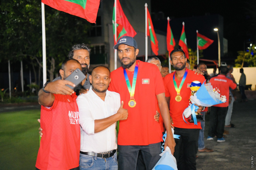 ރަން ތަށްޓާއެކު އައި ކުޑަކާއްޓޭއާއި އެޑަމްއަށް މަރުހަބާކިޔުމުގެ ތެރެއިން --- ސަންފޮޓޯ/ ނާއިލް ހުސައިން