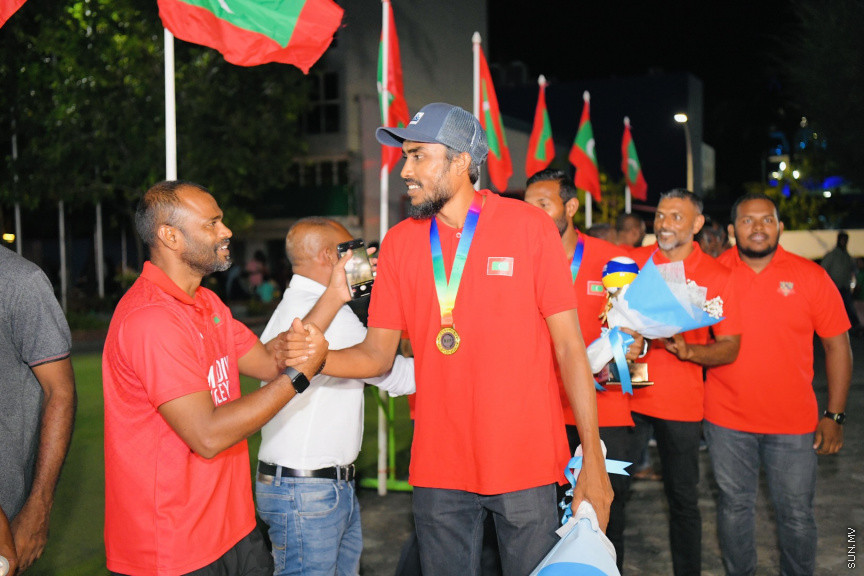 ރަން ތަށްޓާއެކު އައި ކުޑަކާއްޓޭއާއި އެޑަމްއަށް މަރުހަބާކިޔުމުގެ ތެރެއިން --- ސަންފޮޓޯ/ ނާއިލް ހުސައިން