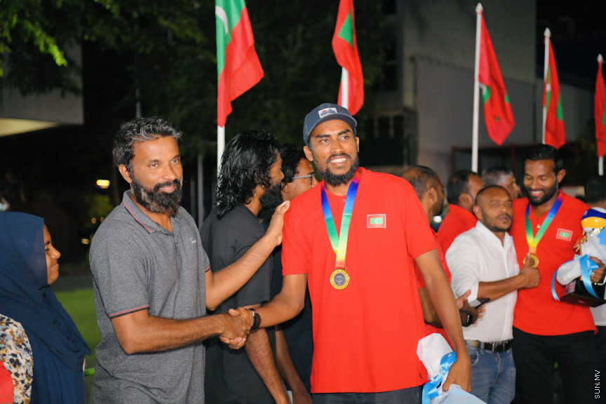 ރަން ތަށްޓާއެކު އައި ކުޑަކާއްޓޭއާއި އެޑަމްއަށް މަރުހަބާކިޔުމުގެ ތެރެއިން --- ސަންފޮޓޯ/ ނާއިލް ހުސައިން