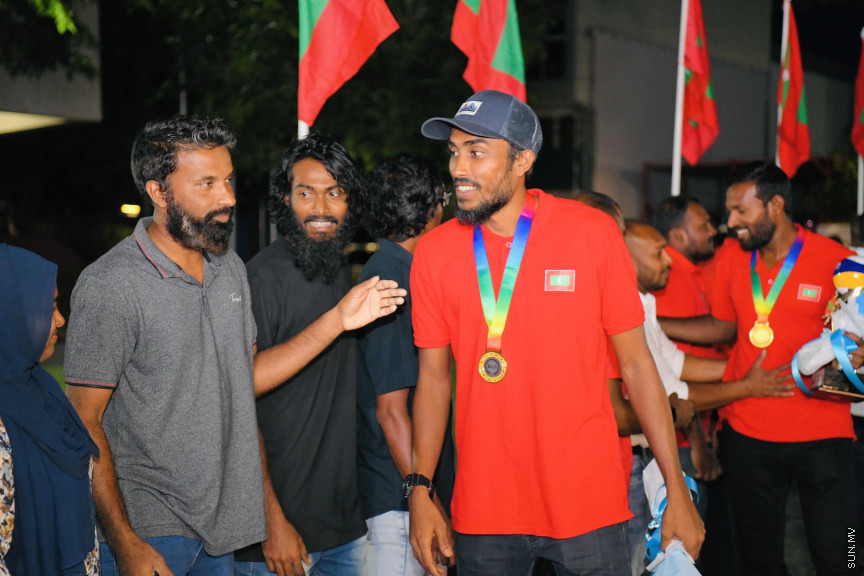 ރަން ތަށްޓާއެކު އައި ކުޑަކާއްޓޭއާއި އެޑަމްއަށް މަރުހަބާކިޔުމުގެ ތެރެއިން --- ސަންފޮޓޯ/ ނާއިލް ހުސައިން