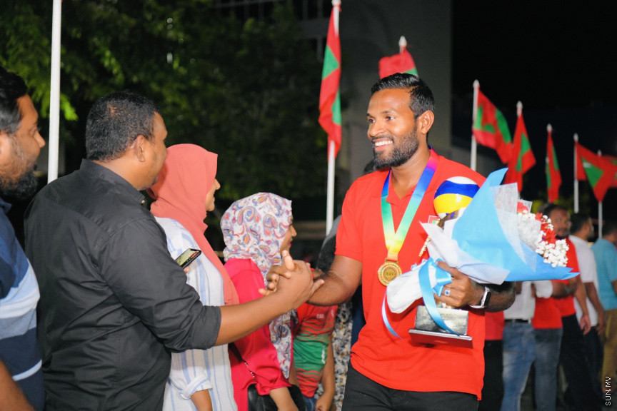 ރަން ތަށްޓާއެކު އައި ކުޑަކާއްޓޭއާއި އެޑަމްއަށް މަރުހަބާކިޔުމުގެ ތެރެއިން --- ސަންފޮޓޯ/ ނާއިލް ހުސައިން