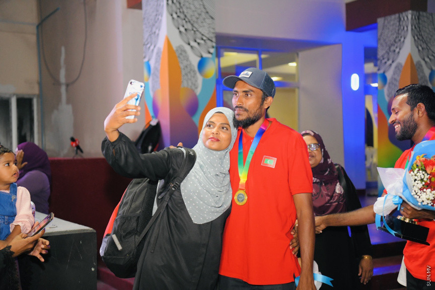 ރަން ތަށްޓާއެކު އައި ކުޑަކާއްޓޭއާއި އެޑަމްއަށް މަރުހަބާކިޔުމުގެ ތެރެއިން --- ސަންފޮޓޯ/ ނާއިލް ހުސައިން