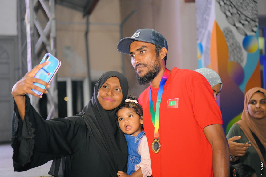 ރަން ތަށްޓާއެކު އައި ކުޑަކާއްޓޭއާއި އެޑަމްއަށް މަރުހަބާކިޔުމުގެ ތެރެއިން --- ސަންފޮޓޯ/ ނާއިލް ހުސައިން