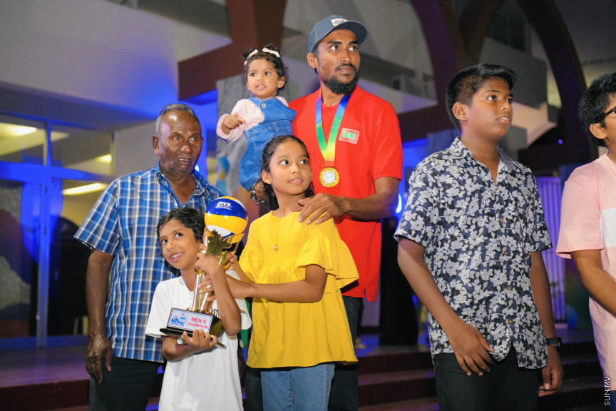 ރަން ތަށްޓާއެކު އައި ކުޑަކާއްޓޭއާއި އެޑަމްއަށް މަރުހަބާކިޔުމުގެ ތެރެއިން --- ސަންފޮޓޯ/ ނާއިލް ހުސައިން