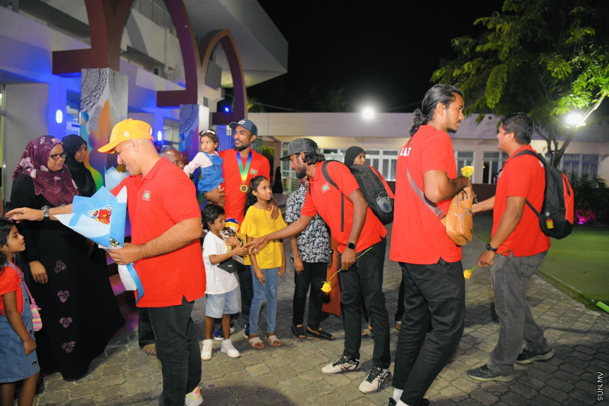 ރަން ތަށްޓާއެކު އައި ކުޑަކާއްޓޭއާއި އެޑަމްއަށް މަރުހަބާކިޔުމުގެ ތެރެއިން --- ސަންފޮޓޯ/ ނާއިލް ހުސައިން