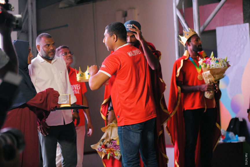ރަން ތަށްޓާއެކު އައި ކުޑަކާއްޓޭއާއި އެޑަމްއަށް މަރުހަބާކިޔުމުގެ ތެރެއިން --- ސަންފޮޓޯ/ ނާއިލް ހުސައިން