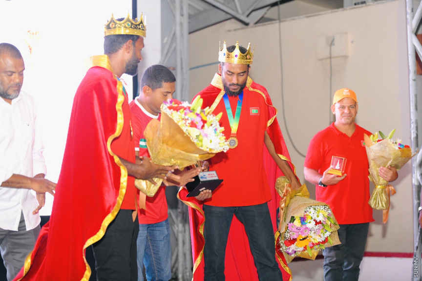 ރަން ތަށްޓާއެކު އައި ކުޑަކާއްޓޭއާއި އެޑަމްއަށް މަރުހަބާކިޔުމުގެ ތެރެއިން --- ސަންފޮޓޯ/ ނާއިލް ހުސައިން