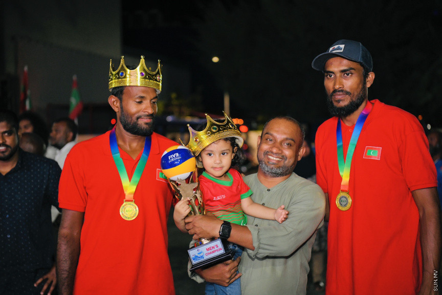 ރަން ތަށްޓާއެކު އައި ކުޑަކާއްޓޭއާއި އެޑަމްއަށް މަރުހަބާކިޔުމުގެ ތެރެއިން --- ސަންފޮޓޯ/ ނާއިލް ހުސައިން