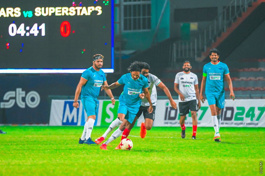 ޓުއަނިވަލް ހަރަކާތުގެ ތެރެއިން ރާއްޖެ އާއި ބޮލީވުޑްގެ ތަރިން ކުޅުނު ފޯރިގަދަ މެޗުގެ ތެރެއިިން -- ސަން ފޮޓޯ/ މުހައްމަދު ހައްޔާން