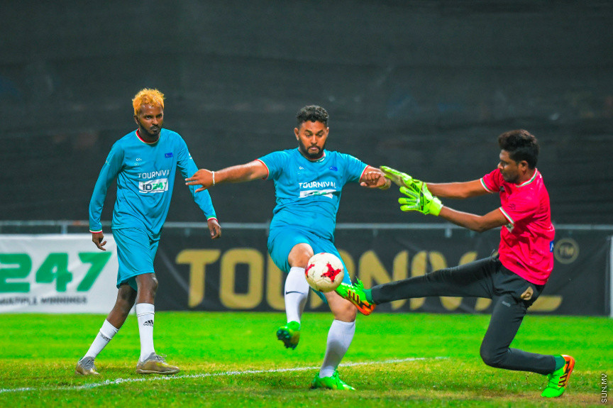 ޓުއަނިވަލް ހަރަކާތުގެ ތެރެއިން ރާއްޖެ އާއި ބޮލީވުޑްގެ ތަރިން ކުޅުނު ފޯރިގަދަ މެޗުގެ ތެރެއިިން -- ސަން ފޮޓޯ/ މުހައްމަދު ހައްޔާން