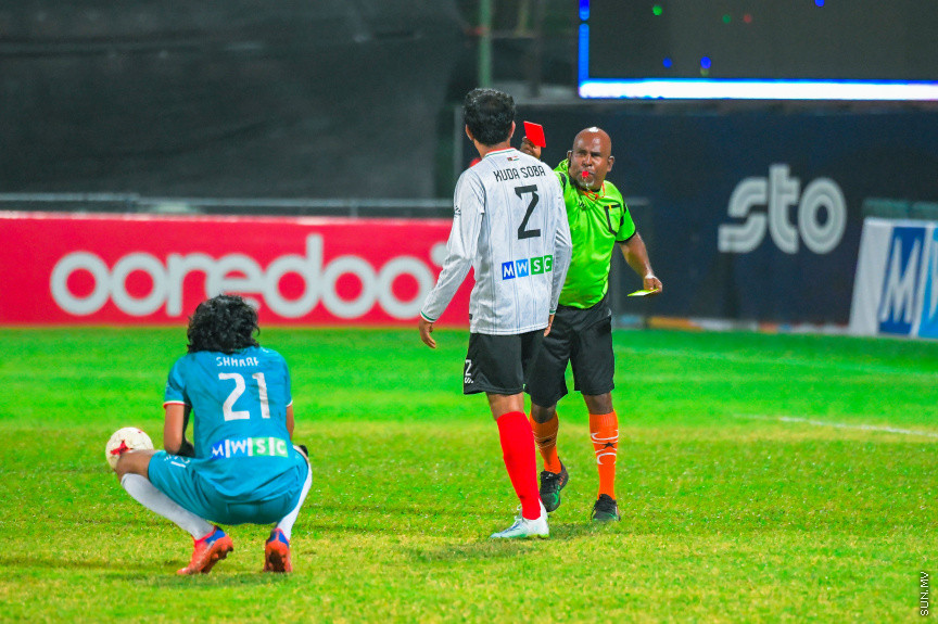 ޓުއަނިވަލް ހަރަކާތުގެ ތެރެއިން ރާއްޖެ އާއި ބޮލީވުޑްގެ ތަރިން ކުޅުނު ފޯރިގަދަ މެޗުގެ ތެރެއިިން -- ސަން ފޮޓޯ/ މުހައްމަދު ހައްޔާން