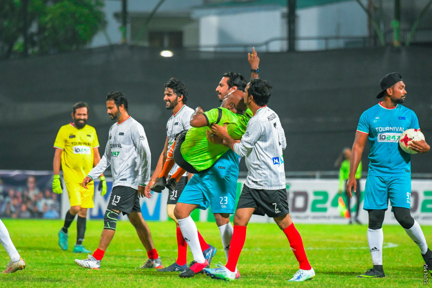 ޓުއަނިވަލް ހަރަކާތުގެ ތެރެއިން ރާއްޖެ އާއި ބޮލީވުޑްގެ ތަރިން ކުޅުނު ފޯރިގަދަ މެޗުގެ ތެރެއިިން -- ސަން ފޮޓޯ/ މުހައްމަދު ހައްޔާން