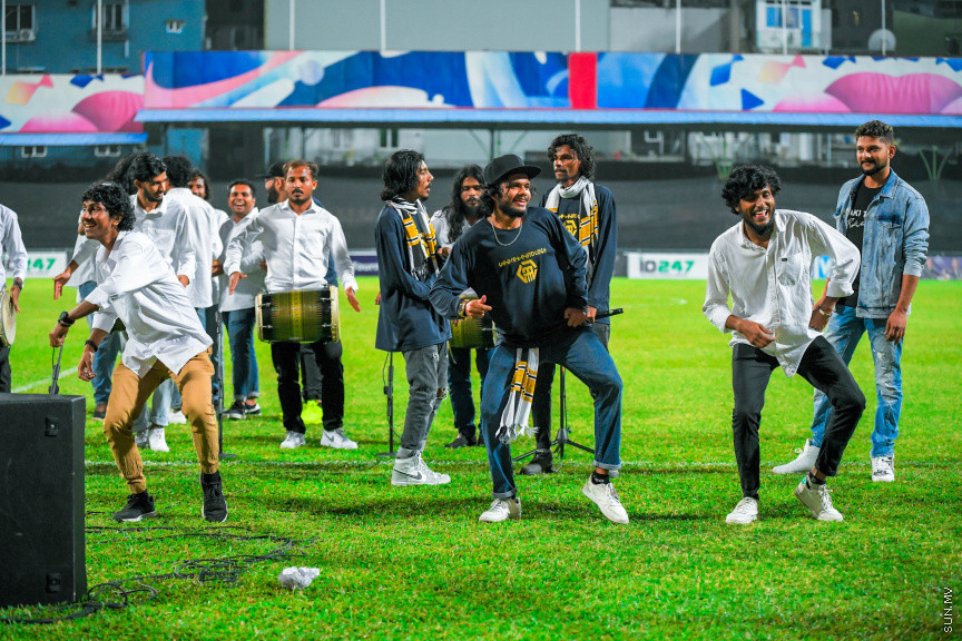 ޓުއަނިވަލް ހަރަކާތުގެ ތެރެއިން ރާއްޖެ އާއި ބޮލީވުޑްގެ ތަރިން ކުޅުނު ފޯރިގަދަ މެޗުގެ ތެރެއިިން -- ސަން ފޮޓޯ/ މުހައްމަދު ހައްޔާން