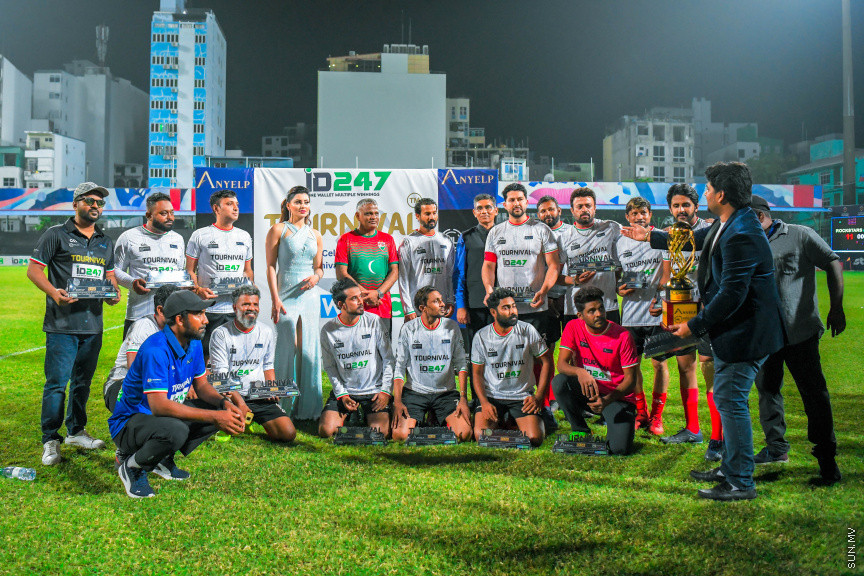 ޓުއަނިވަލް ހަރަކާތުގެ ތެރެއިން ރާއްޖެ އާއި ބޮލީވުޑްގެ ތަރިން ކުޅުނު ފޯރިގަދަ މެޗުގެ ތެރެއިިން -- ސަން ފޮޓޯ/ މުހައްމަދު ހައްޔާން
