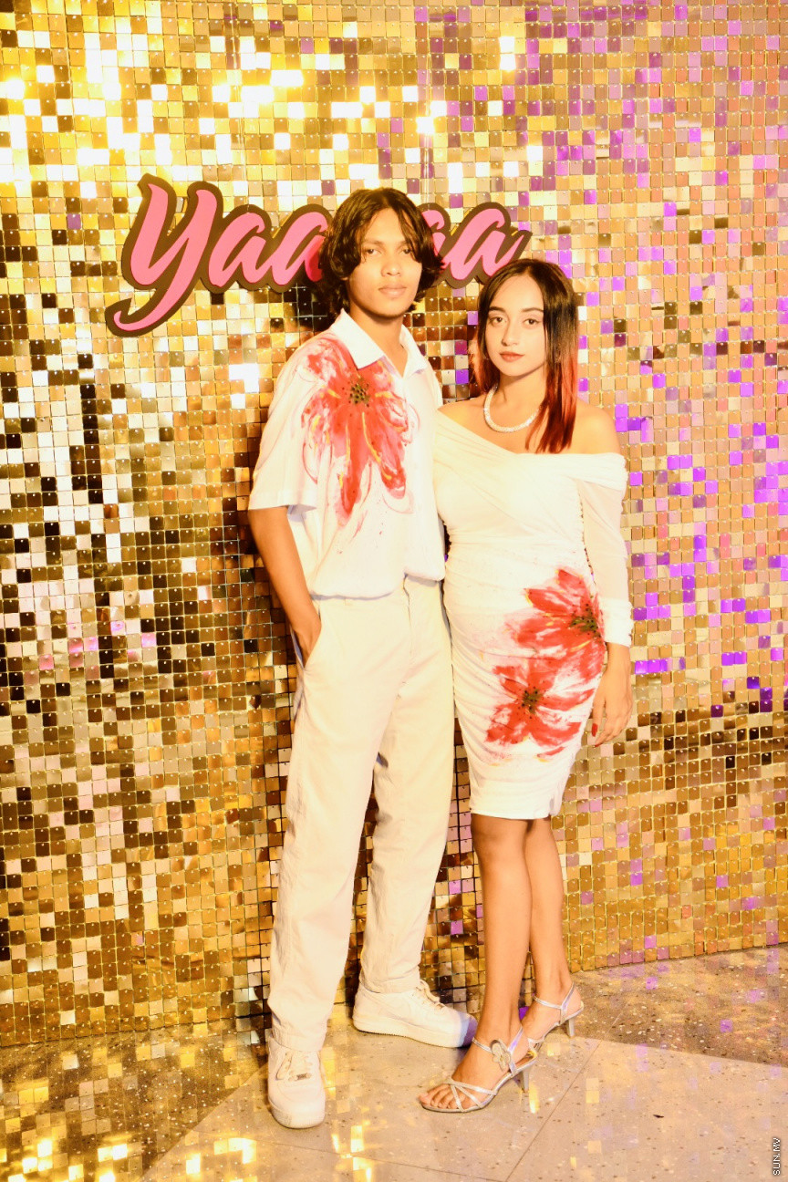 އާރް2ޒީ ޕްރޮޑަކްޝަނާއި ބައިސްކޯފު ގުޅިގެން ނެރުނު ޔާރާ ސީރީޒްގެ ރެޑް ކާޕެޓް އިވެންޓްގެ ތެރެއިން --- ސަން ފޮޓޯ/ މުހައްމަދު ނާއިލް ހުސައިން