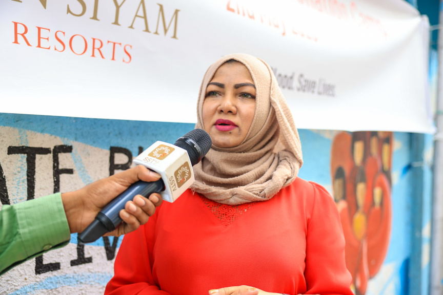 ސަން ސިޔާމް ގުރޫޕްގެ ޑިރެކްޓަރު އާއިޝަތު ރަފިއްޔާ، ލޭ ހަދިޔާ ކުރުމުގެ ޕްރޮގްރާމުގައި ބައިވެރިވެވަޑައިގަންނަވަނީ --- ފޮޓޯ/ މުހައްމަދު ޝާތިއު އަބްދުﷲ 