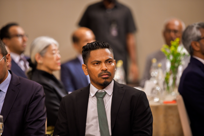 ކޯޕަރޭޓް މޯލްޑިވްސް - ގޯލްޑް 100 ގާލާ ނައިޓްގެ ތެރެއިން --- ސަން ފޮޓޯ/ އަޙްމަދު ސަދޫފް މޫސާ