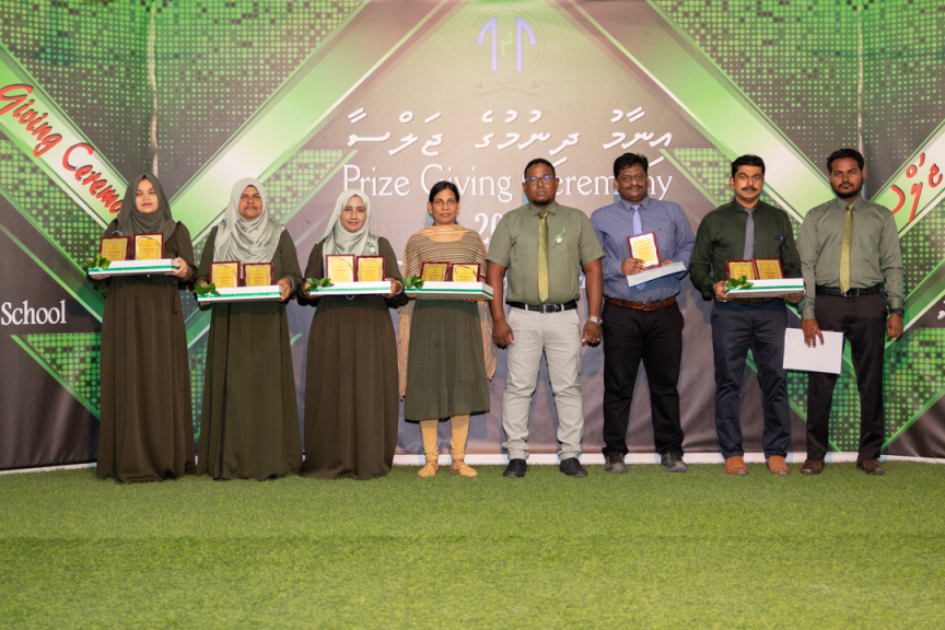 ދ. އަތޮޅު މަދަރުސާގެ އިނާމު ދިނުމުގެ ޖަލްސާގެ ތެރެއިން --- ސަން ފޮޓޯ