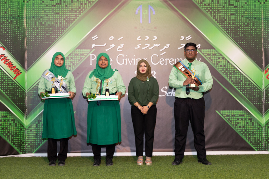 ދ. އަތޮޅު މަދަރުސާގެ އިނާމު ދިނުމުގެ ޖަލްސާގެ ތެރެއިން --- ސަން ފޮޓޯ