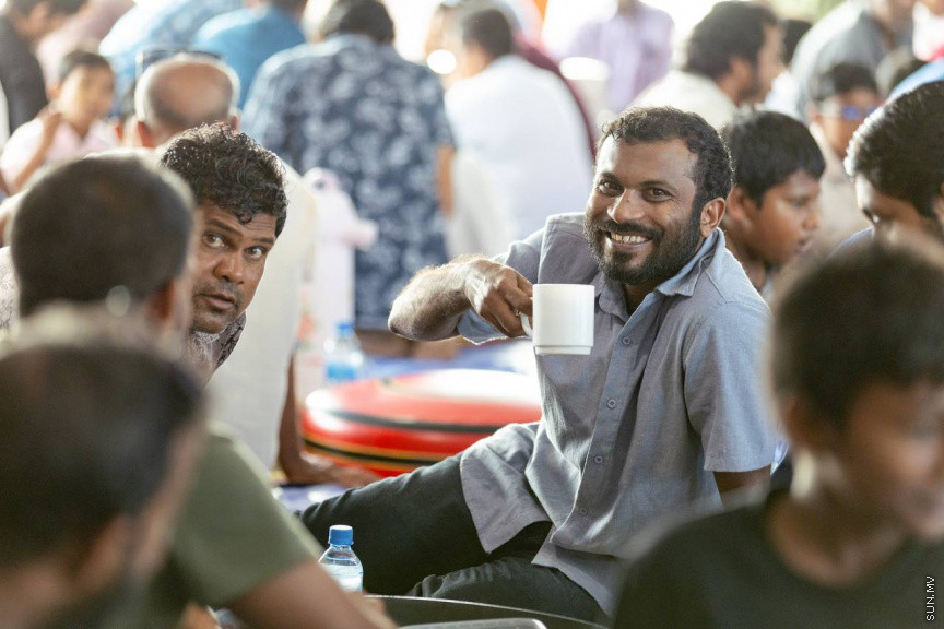 އީދު ޖާފަތުގައި މީހަކު ސައި ބޮނީ، އާއްމުކޮށް ބޮނީ ގެރިކިރު ސައި -- ފޮޓޯ: ނާޝިތު ރަޝީދު