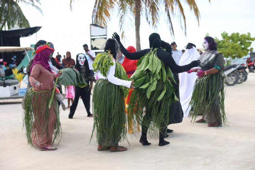 އަޟުހާ އީދު ފާހަގަކުރުމުގެ ގޮތުން ބ. ދަރަވަންދޫގައި މިއަދު ކުރިއަށްގެންދިޔަ އަންހެނުންގެ މާލި ކުޅިވަރުގެ ތެރެއިން --- ސަން ފޮޓޯ