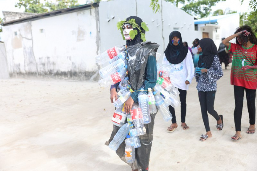 އަޟުހާ އީދު ފާހަގަކުރުމުގެ ގޮތުން ބ. ދަރަވަންދޫގައި މިއަދު ކުރިއަށްގެންދިޔަ އަންހެނުންގެ މާލި ކުޅިވަރުގެ ތެރެއިން --- ސަން ފޮޓޯ