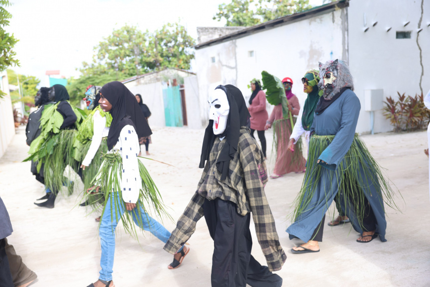 އަޟުހާ އީދު ފާހަގަކުރުމުގެ ގޮތުން ބ. ދަރަވަންދޫގައި މިއަދު ކުރިއަށްގެންދިޔަ އަންހެނުންގެ މާލި ކުޅިވަރުގެ ތެރެއިން --- ސަން ފޮޓޯ